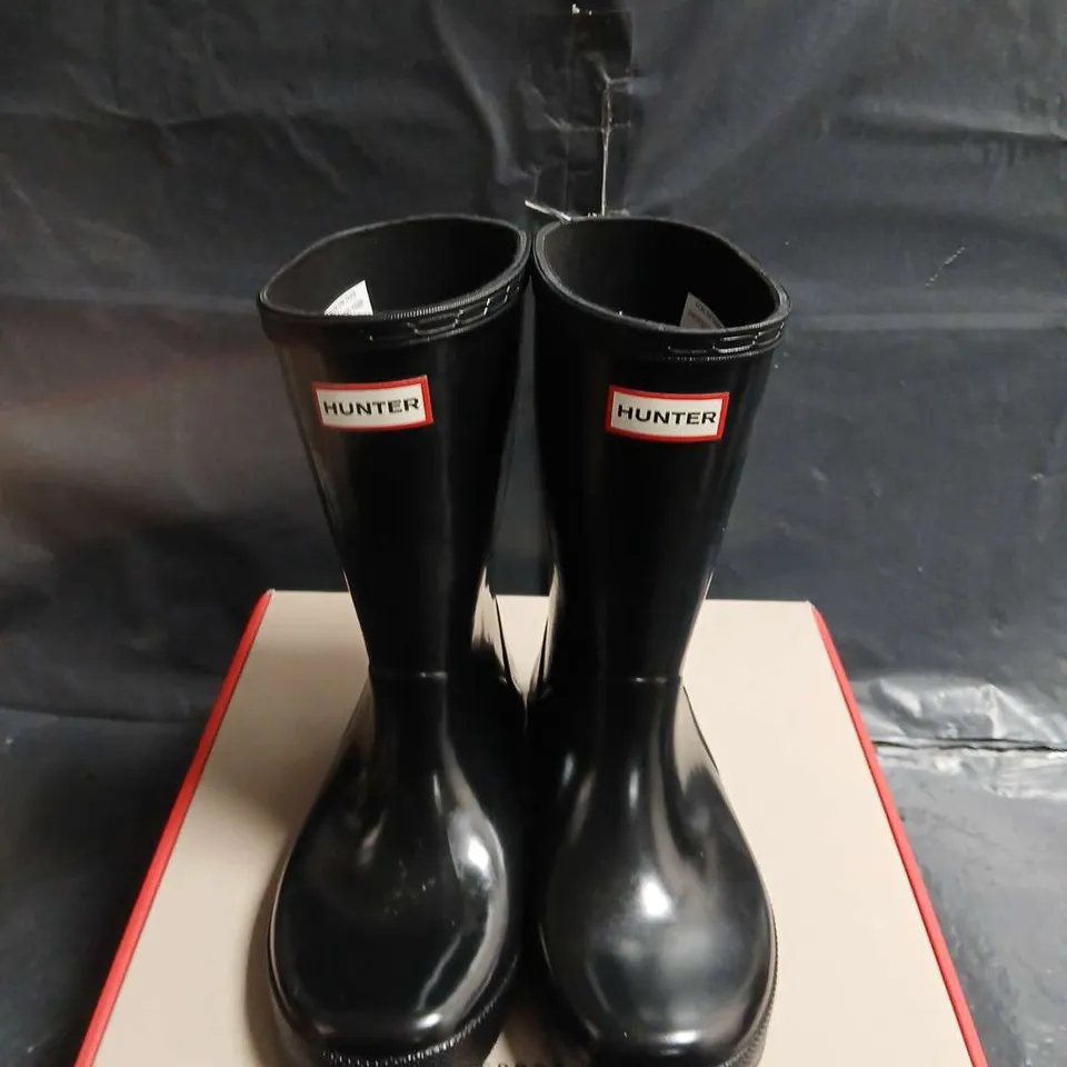 HUNTER KIDS FIRST CLASSIC GLOSS BLACK WELLINGTON BOOTS – UK 12 (BOXED)