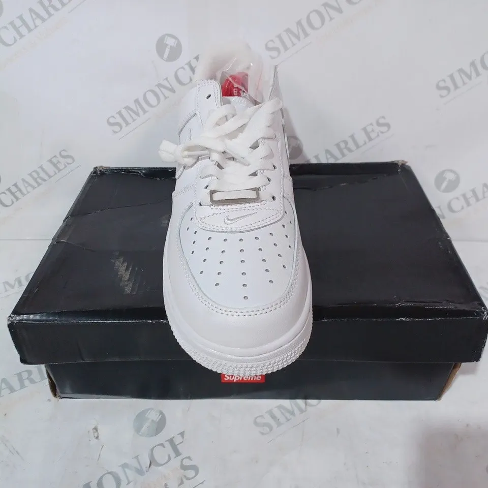 BOXED PAIR OF SUPREME/NIKE AIR FORCE 1 SHOES IN WHITE UK SIZE 6