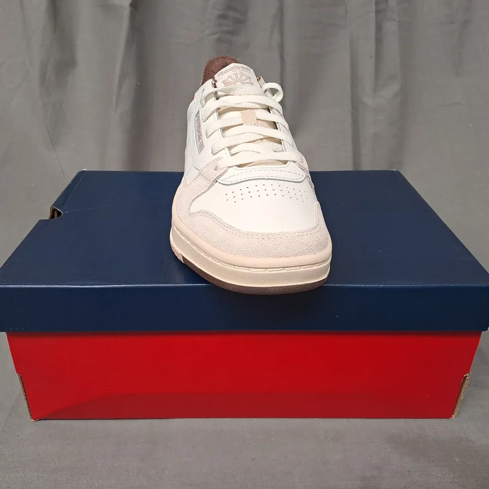 BOXED PAIR OF REEBOK PHASE COURT SHOES IN CREAM UK SIZE 7.5