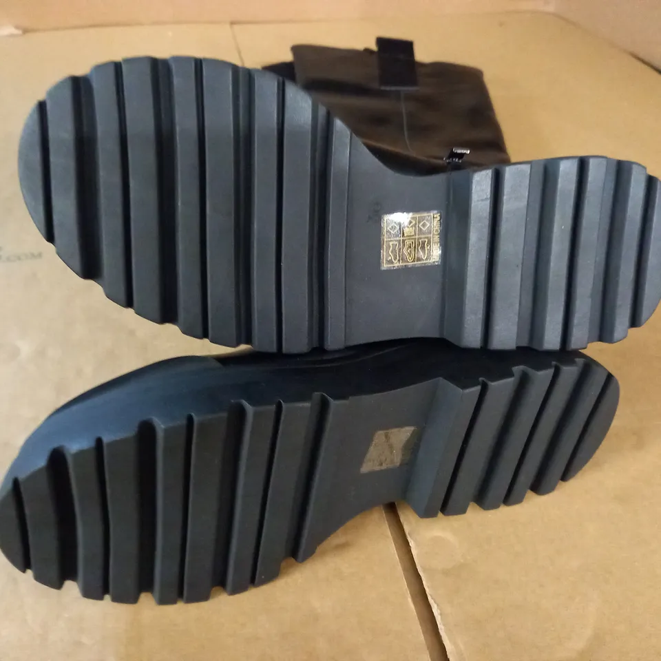 PRETTYLITTLETHING BLACK RUBBER CHUNKY SOLE WELLY BOOTS - 5