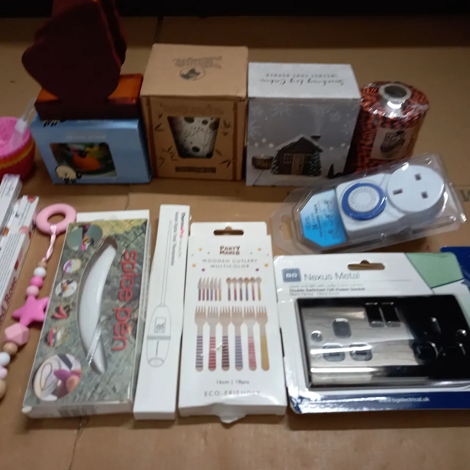 LOT OF ASSORTED HOUSEHOLD ITEMS TO INCLUDE THOMAS JOSEPH SHEEP MUG AND NEXUS METAL POWER SOCKET