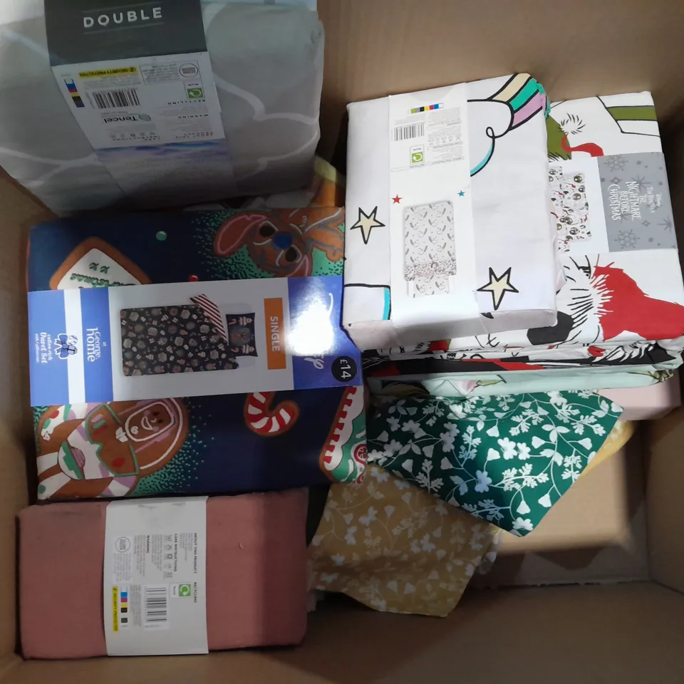 BOX OF APPROXIMATELY 10 ASSORTED BEDDING AND SOFT FURNISHING ITEMS TO INCLUDE - PILLOWCASES - BEDDING SET - THROW BLANKET ETC. 