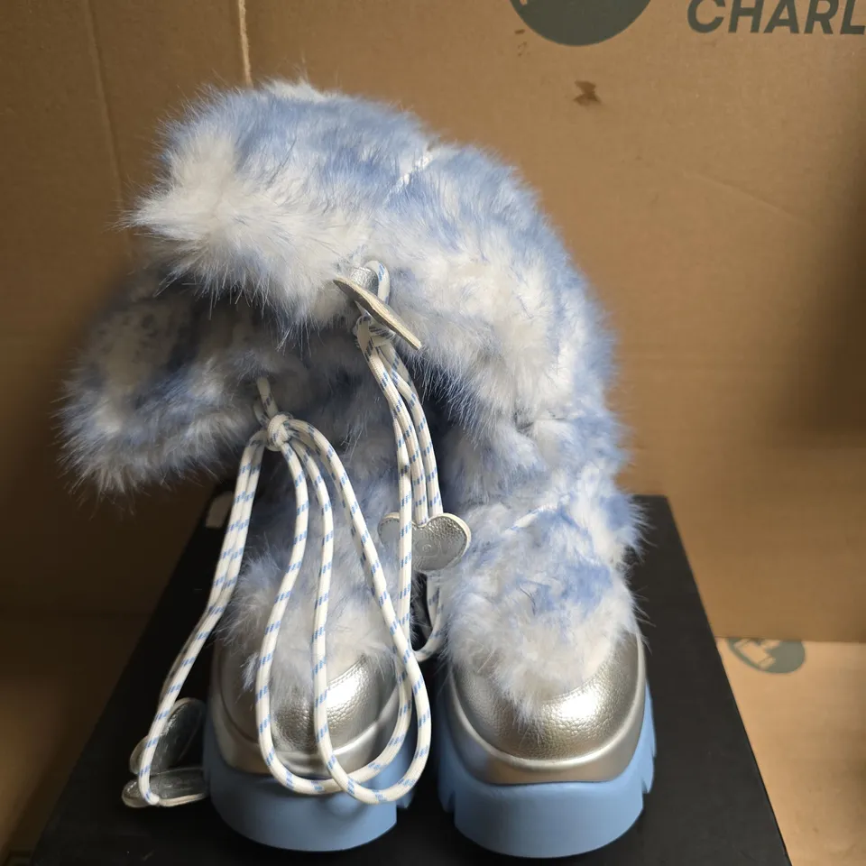 BOXED PAIR OF KOI SNOW MIKU FLUFFY MONSTER LONG BOOTS – WHITE/BLUE, UK 4