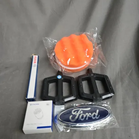 APPROXIMATELY 10 ASSORTED VEHICLE PARTS TO INCLUDE CAR BADGES, CAR SPONGE AND BIKE PEADALS