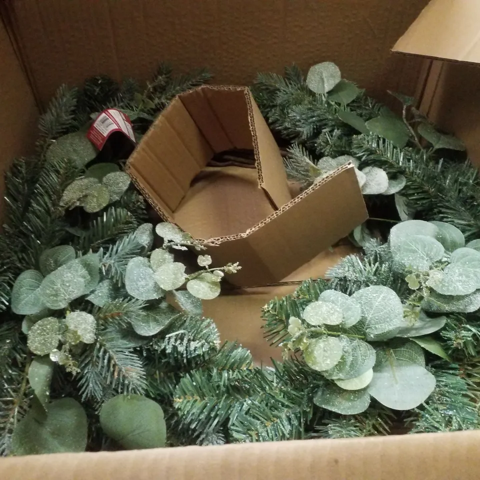 PALLET CONTAINING ASSORTED CHRISTMAS PRODUCTS & DECORATIONS INCLUDING BOTTLE BRUSH LED TREE, LARGE FROSTED WREATH & FELT TREES
