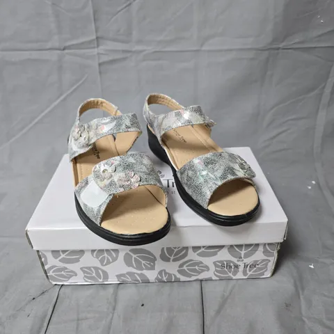 SHOE TREE COMFORT SILVER GLITTER SANDALS WITH FLOWER DETAILS - SIZE 3