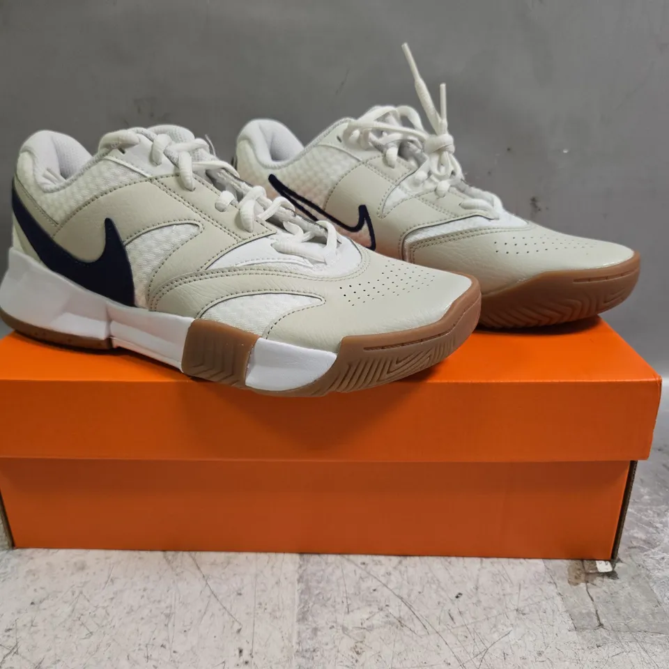 BOXED PAIR OF NIKE COURT LITE 4 SHOES IN WHITE/BLUE SIZE UK 6