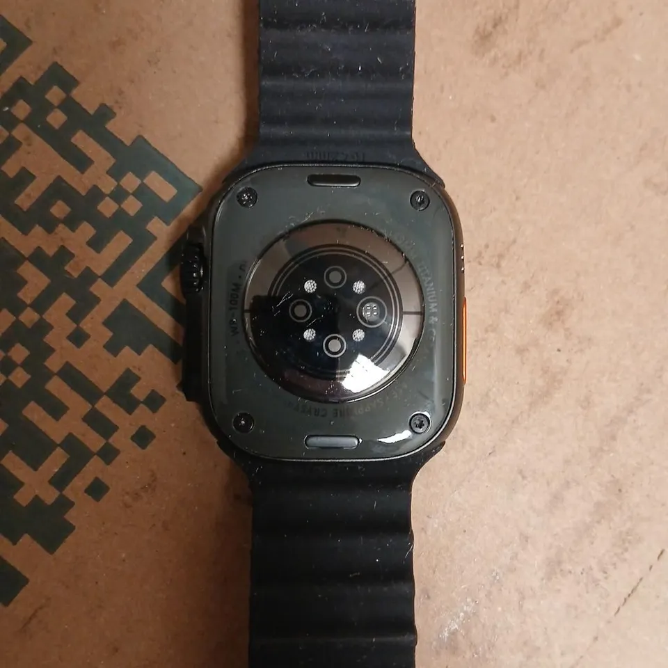 SMARTWATCH WITH BLACK SILICONE STRAP – SQUARE FACE