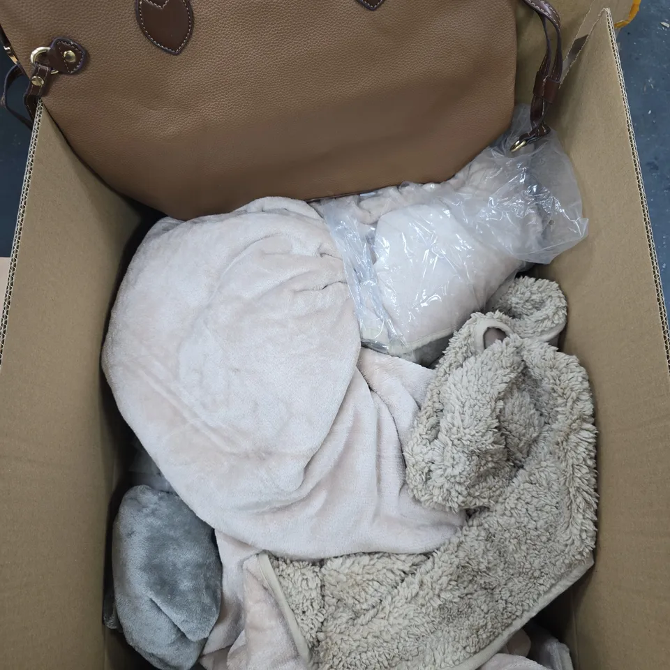 APPROXIMATELY 10 ASSORTED HOUSEHOLD ITEMS TO INCLUDE HANDBAG, THROW, SOLAR GARDEN LIGHT ETC 