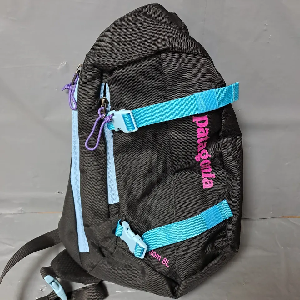 PATAGONIA ATOM 8L BAG IN BLACK
