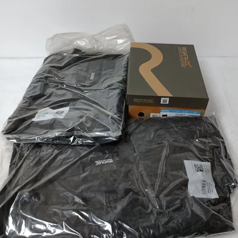 APPROXIMATELY 15 ASSORTED BRAND NEW REGATTA CLOTHING ITEMS IN VARIOUS SIZES, STYLES & COLOURS TO INCLUDE CLUMBER IV HYBRID, HOLCOMBE IEP, ETC