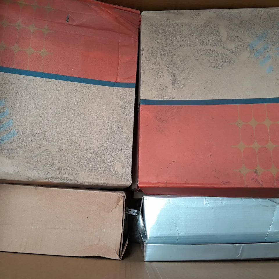 BOX OF APPROXIMATELY 15 ASSORTED PAIRS OF SHOES AND FOOTWEAR ITEMS IN VARIOUS STYLES AND SIZES TO INCLUDE KELSI, ETC