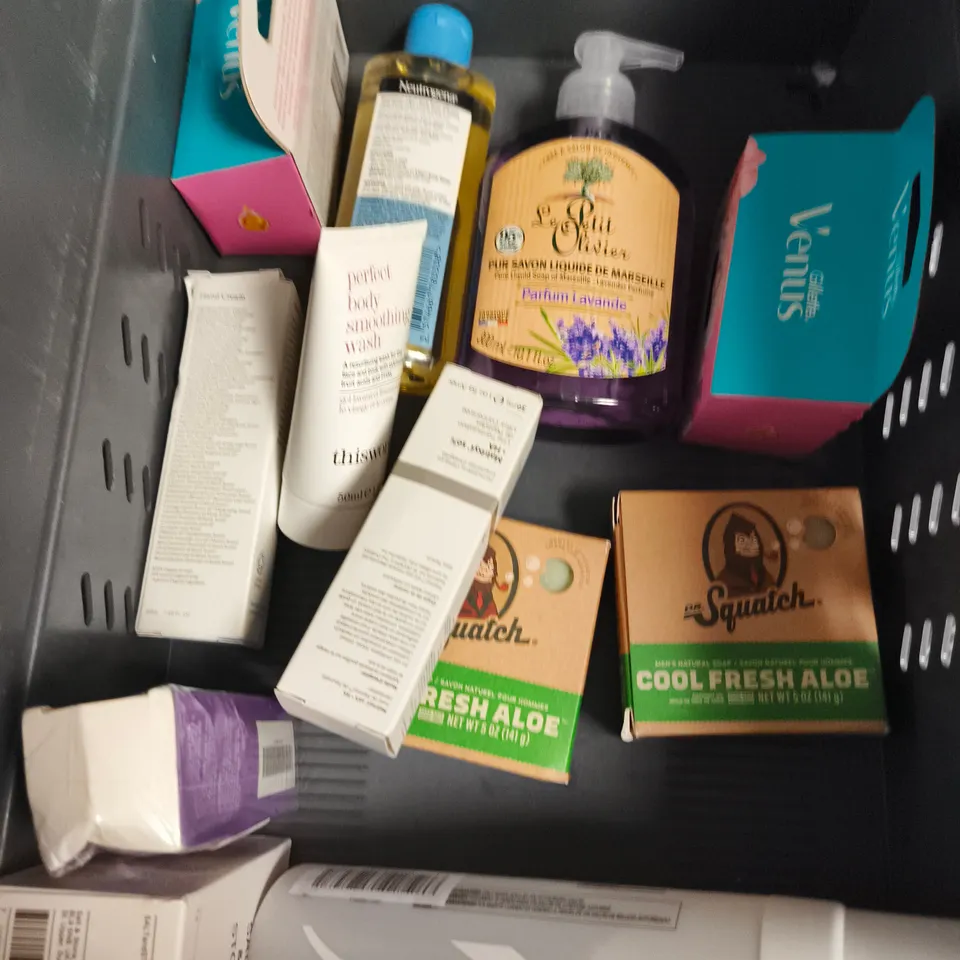 APPROXIMATEY 20 ASSORTED HEALTH AND BEAUTY PRODUCTS TO INCLUDE - LELLABELLE CLIPS - WILD DEODORANT REFILLS - CATH KIDSON HAND CREAM - ETC