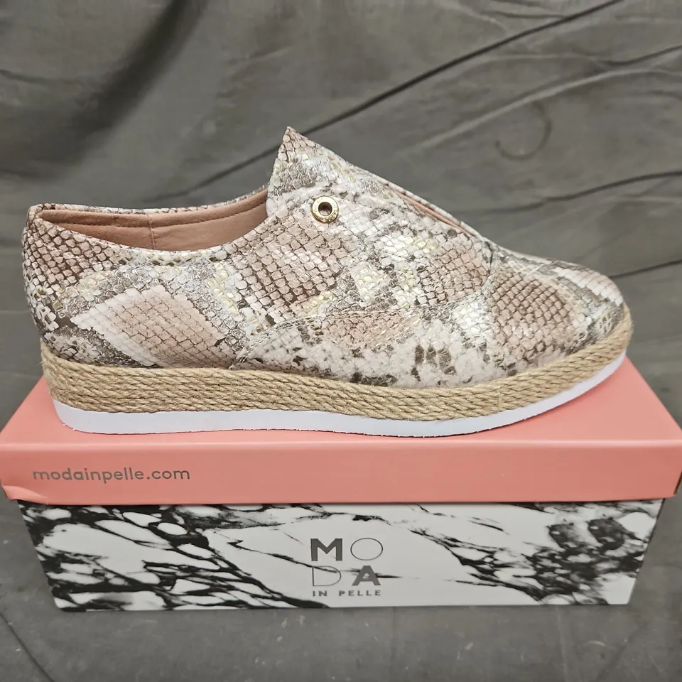 BOXED PAIR OF MODA IN PELLE 