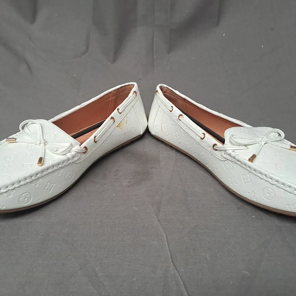 BOXED PAIR OF DESIGNER LOAFERS IN WHITE EU SIZE 41