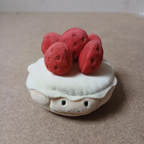 JELLYCAT PLUSH DESSERT CAKE TOY β STRAWBERRY TART DESIGN (I AM PRETTY TARTE AUX FRAISES)