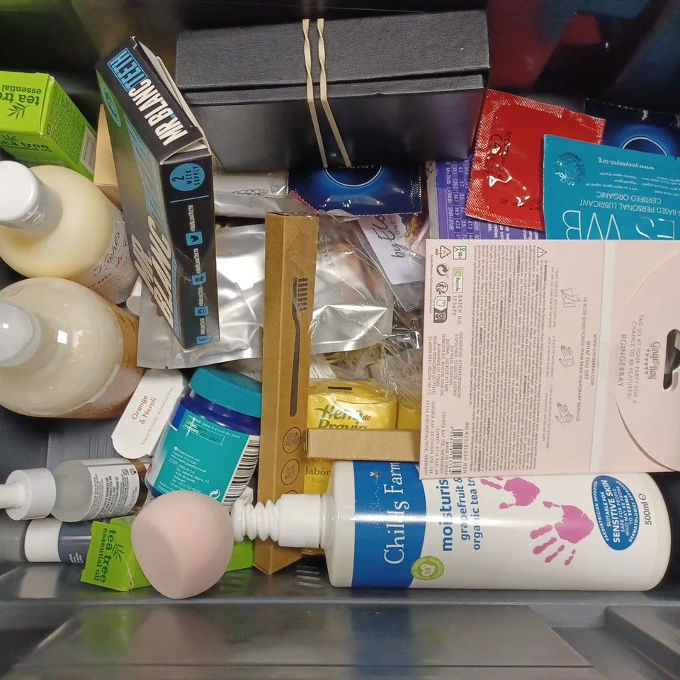 BOX OF APPROX 20 ASSORTED HEALTH AND BEAUTY ITEMS TO INCLUDE - INEOS CLEANSING HAND WASH - SASSY SAINT BROW LAMINATION KIT - RADOX SLEEP BATH SOAK ECT 