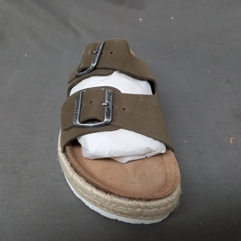 BOXED PAIR OF LAZY DOGS FOOTBED SANDALS IN KHAKI SIZE 6