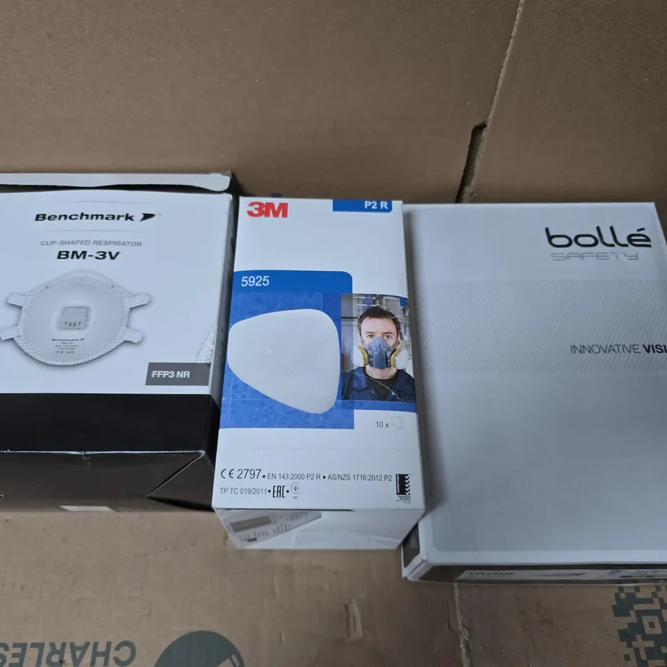 BOX OF ASSORTED PPE ACCESSORIES TO INCLUDE FACE MASKS, SAFEY GLASSES ETC...