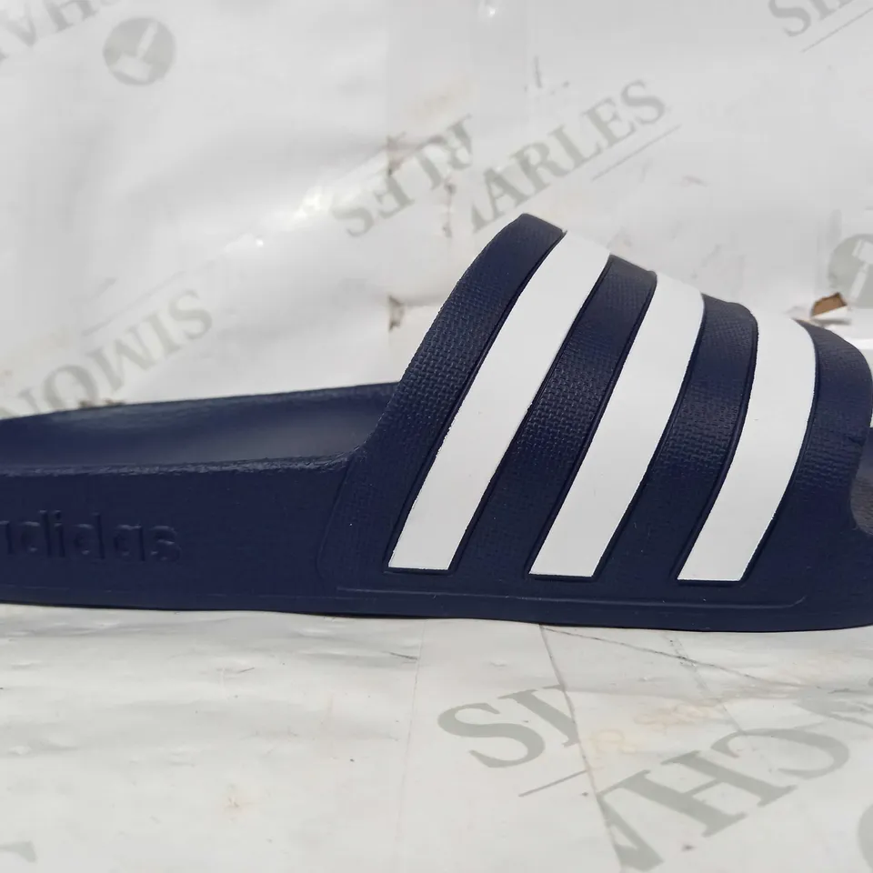BOXED PAIR OF ADIDAS ADILETTE AQUA SLIDERS IN NAVY/WHITE UK SIZE 9