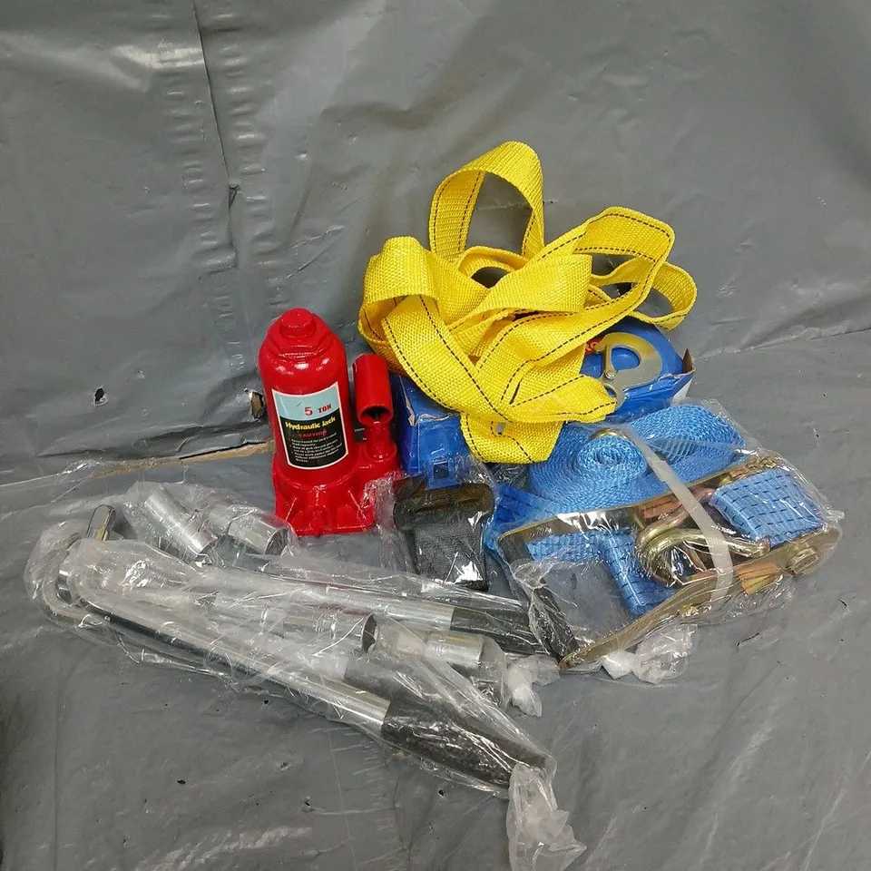 APPROXIMATELY 6 ASSORTED VEHICLE PARTS & ACCESSORIES TO INCLUDE RATCHET STRAP, 5 TON HYDRAULIC JACK, WING MIRROR, ETC - COLLECTION ONLY