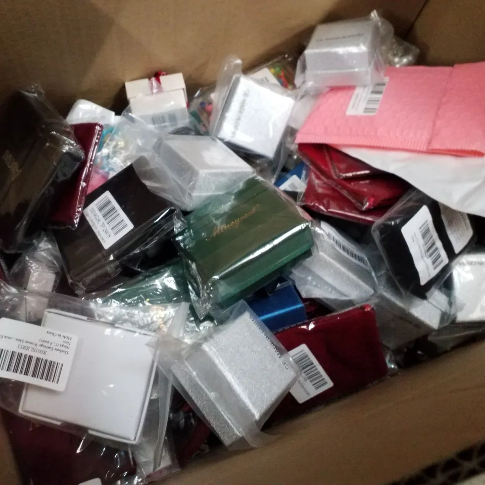 BOX CONTAINING LARGE QUANTITY OF ASSORTED JEWELLERY & ACCESSORIES ITEMS TO INCLUDE NECKLACES, BRACELETS & TONGUE PIERCING 