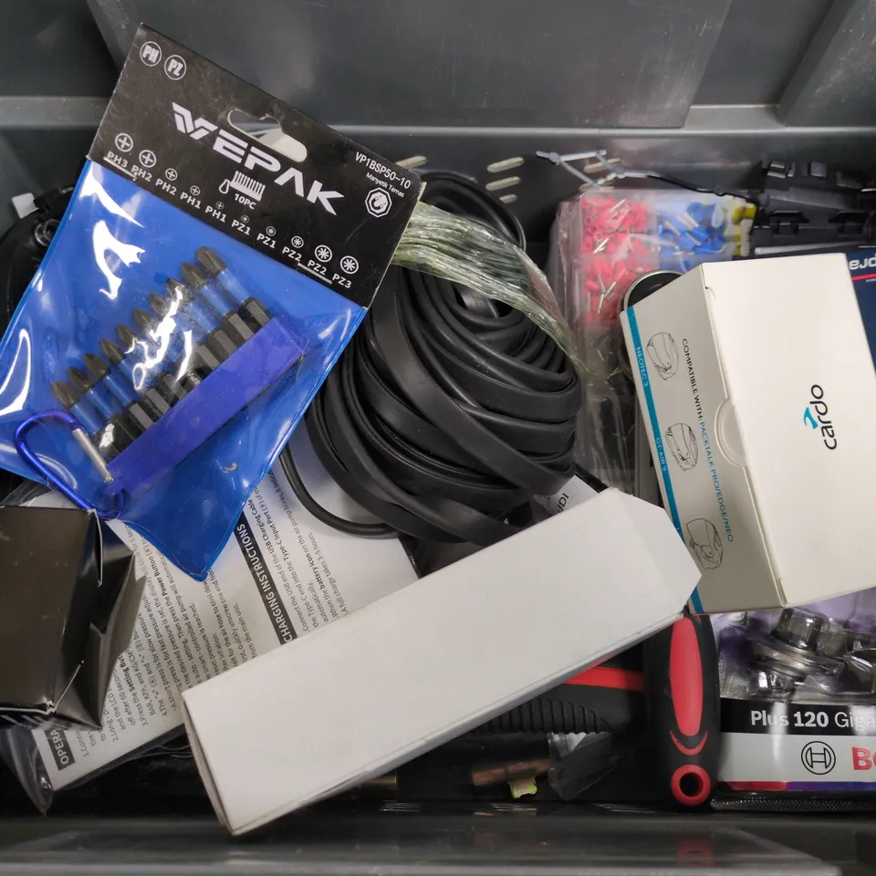 APPROXIMATELY 10 ASSORTED VEHICLE PARTS & ACCESSORIES/TOOLS TO INCLUDE PLUS 120 GIGALIGHT, OBD-II SCAN TOOL, THERMOSENSOR, ETC - COLLECTION ONLY
