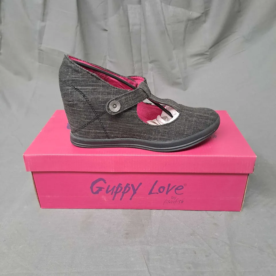 CAGE OF APPROXIMATELY 40 PAIRS OF WEDGE SHOES IN BLACK AND VARIOUS SIZES - COLLECTION ONLY