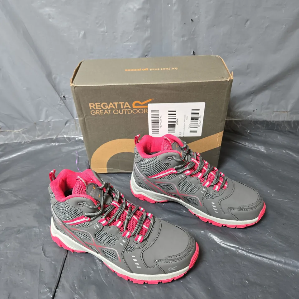 BOXED PAIR OF REGATTA VENDEAVOUR BOOT JUNIOR WATERPROOF - 3 OLDER 