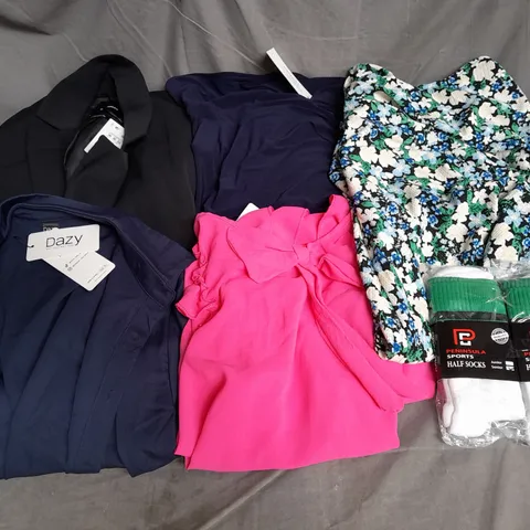 APPROXIMATELY 20 ASSORTED CLOTHING ITEMS IN VARIOUS SIZES AND STYLES TO INCLUDE - BLAZER JACKET, SHIRT, DRESS, ETC