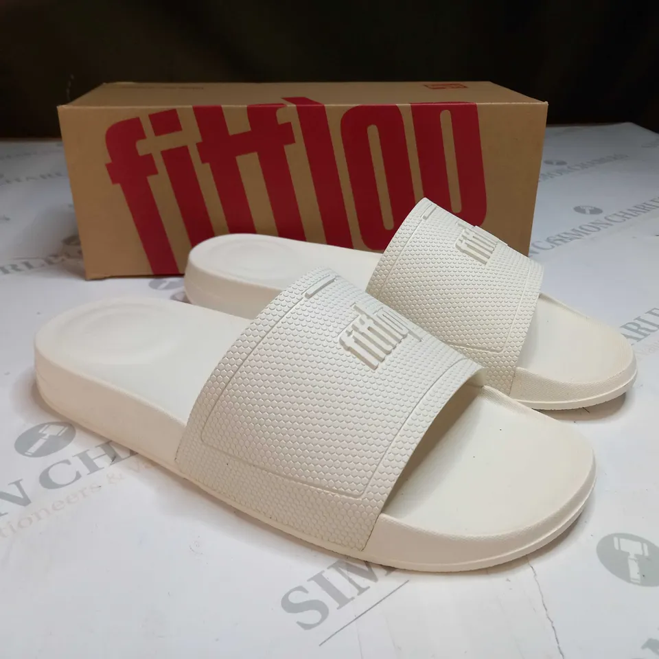 FITFLOP IQUSHION SLIDES IN CREAM - SIZE 6
