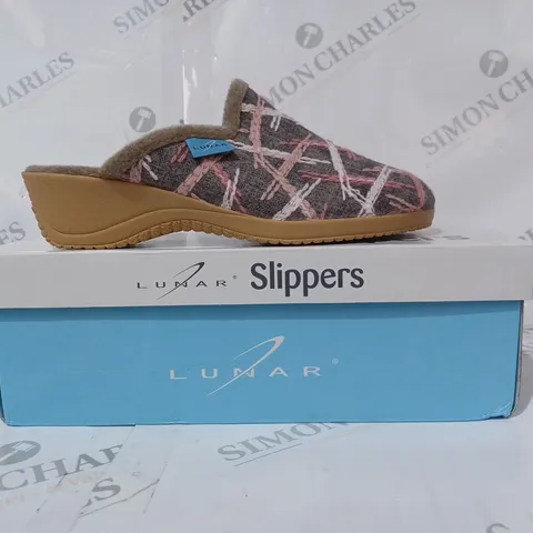 BOXED PAIR OF LUNAR SLIP-ON SLIPPERS IN GREY W. PINK PATTERN SIZE 5