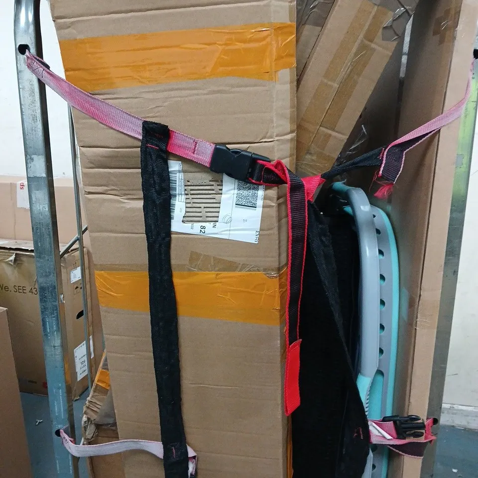 APPROXIMATELY 15 ASSORTED ITEMS TO INCLUDE FRIDGE ORGANISER, LAUNDRY BASKET, CARPET, ETC - COLLECTION ONLY