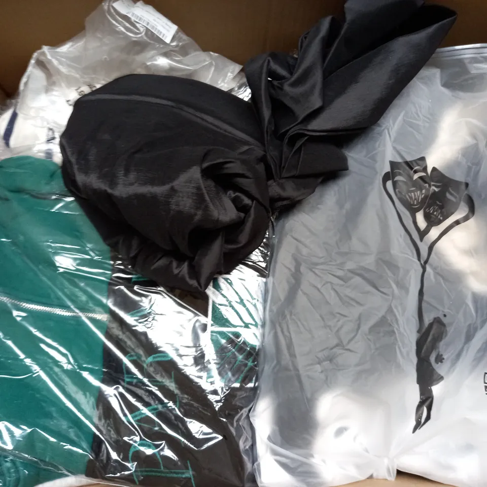 BOX OF APPROXIMATELY 25 ASSORTED CLOTHING ITEMS TO INCLUDE - HAT , T-SHIRT  , QUARTER ZIP ETC