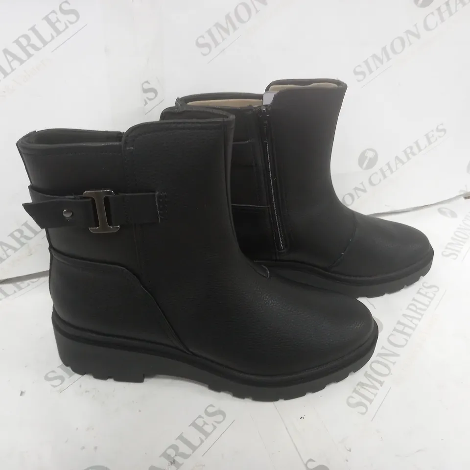 CLARKS CALL MID LEATHER BLACK BOOTS SIZE 5