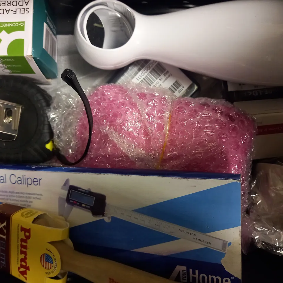 LOT OF 15 ASSORTED HOUSEHOLD ITEMS, TO INCLUDE DYE, CANDLES, DECORATIVE TRAY, ETC