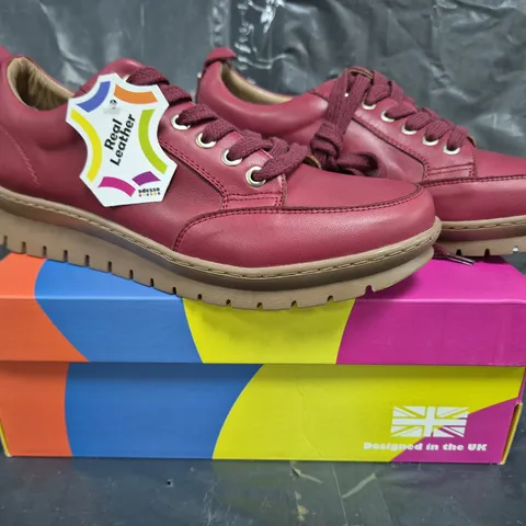 BOXED PAIR OF ADESSO LACE UP SHOES IN MAROON SIZE 7