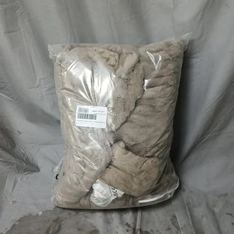COZEE HOME LUXURY FAUX FUR HEATED THROW. UNBOXED