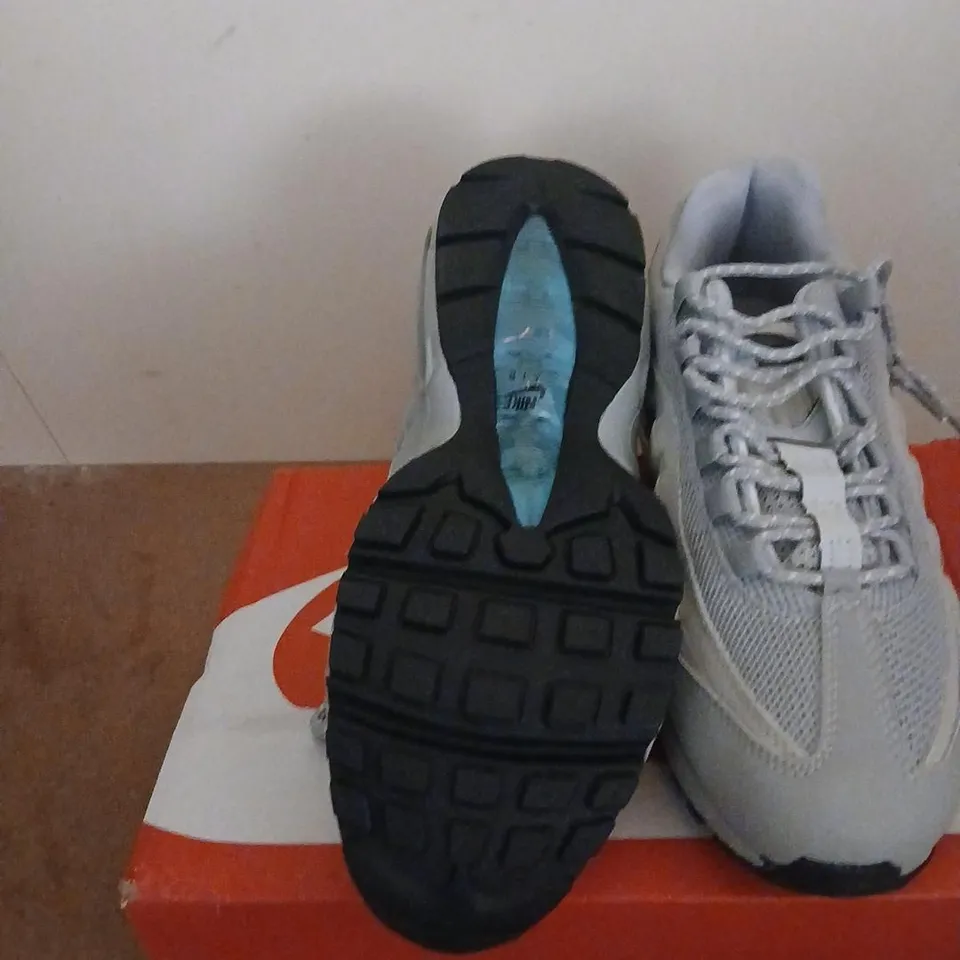 NIKE AIR MAX 95 TT TRAINERS – GREY/WHITE, UK 7 (US 8, EUR 41)