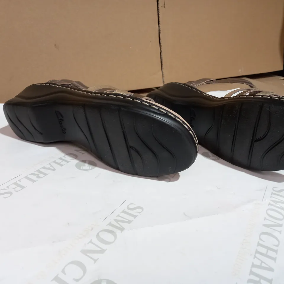 BOX OF CLARKS LEXI BRIDGE GOLD/BROWN SANDALS SIZE 7