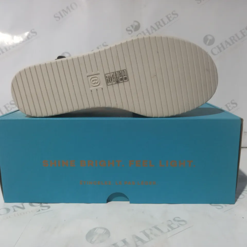 BOXED PAIR OF BZEES OPEN TOE WEDGE SANDALS IN BLACK SIZE 6