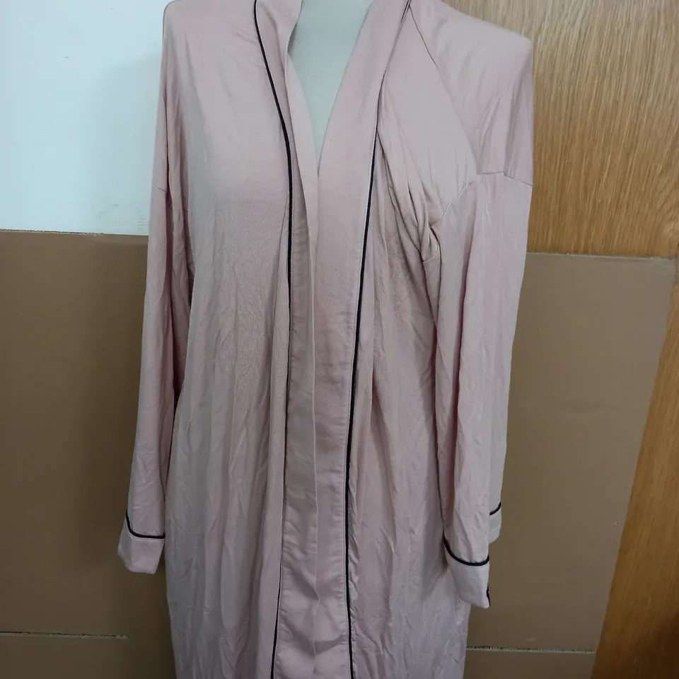 APPROXIMATELY 20 ASSORTED ITEMS OF WOMEN'S CLOTHING TO INCLUDE BEN DE LISI JUMPER SIZE M, KIM&CO TOP SIZE S, PRETTY YOU LONDON ROBE SIZE L/XL