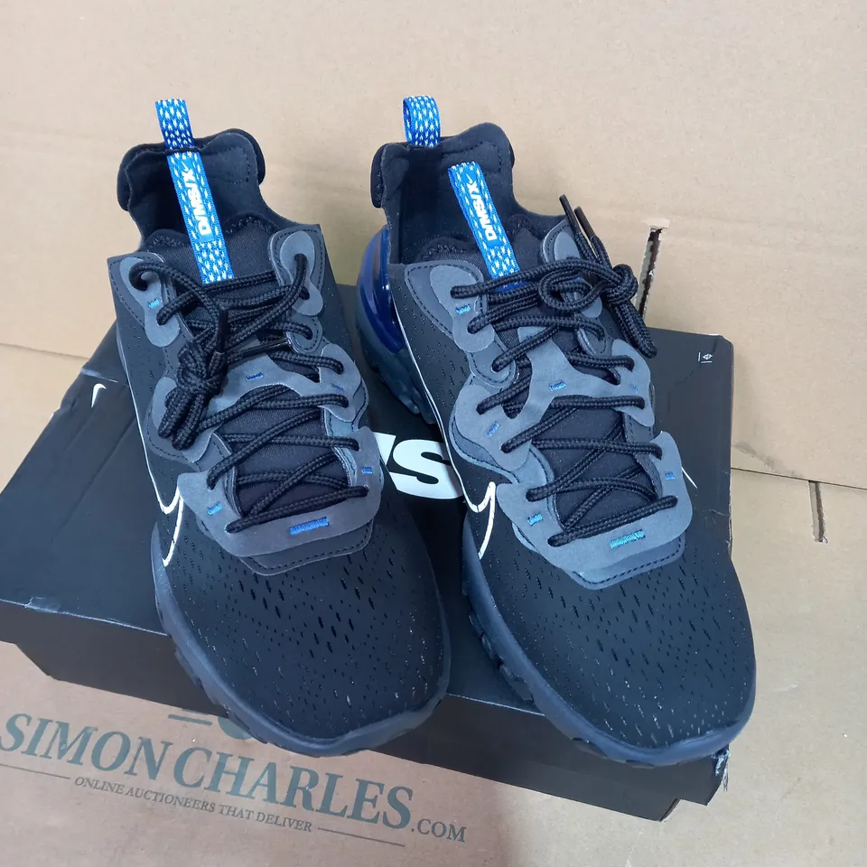 BOXED PAIR OF SIZE 9 NIKE D/MS/IX BLACK/ROYAL TRAINERS 