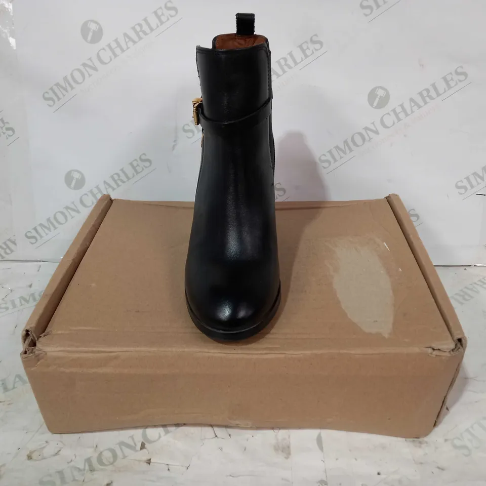 BOXED PAIR OF CARVELA KURT GEIGER BLOCK HEEL BOOTS IN BLACK EU SIZE 37