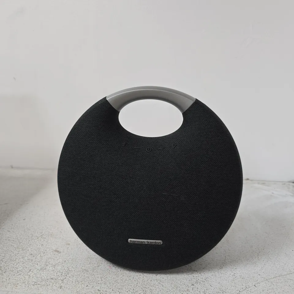 HARMAN/KARDON PORTABLE BLUETOOTH SPEAKER – BLACK, ROUND FABRIC SPEAKER