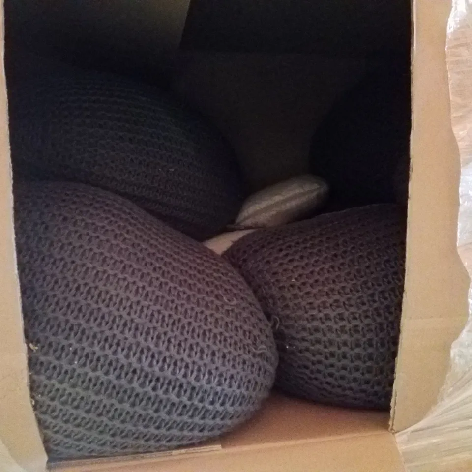 PALLET CONTAINING ASSORTED CUSHIONS, BEDDING & HUMAN PET BED