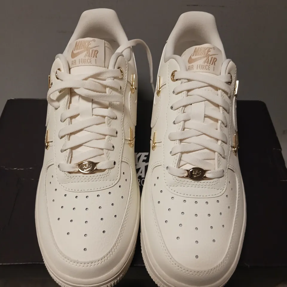 BOXED PAIR OF NIKE AIR FORCE 1 TRAINERS, WHITE/GOLD - UK SIZE 5