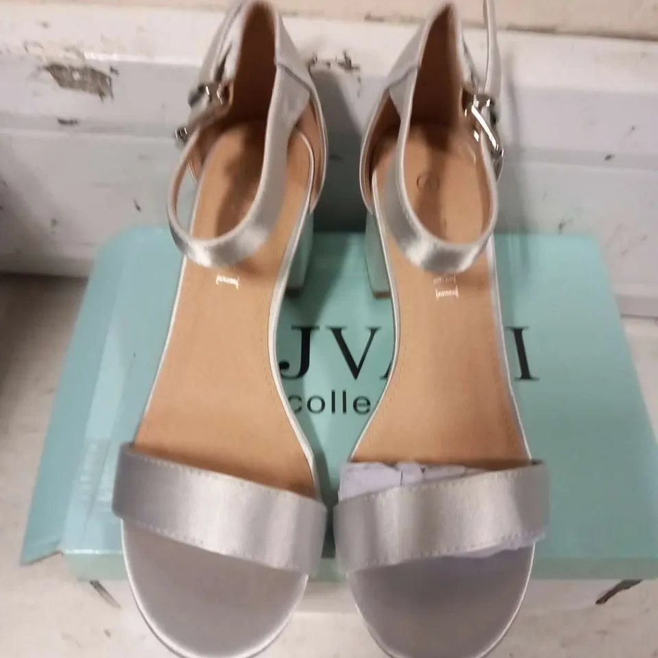 BOXED AJVANI COLLECTION HALLIE SILVER SATIN SIZE 4