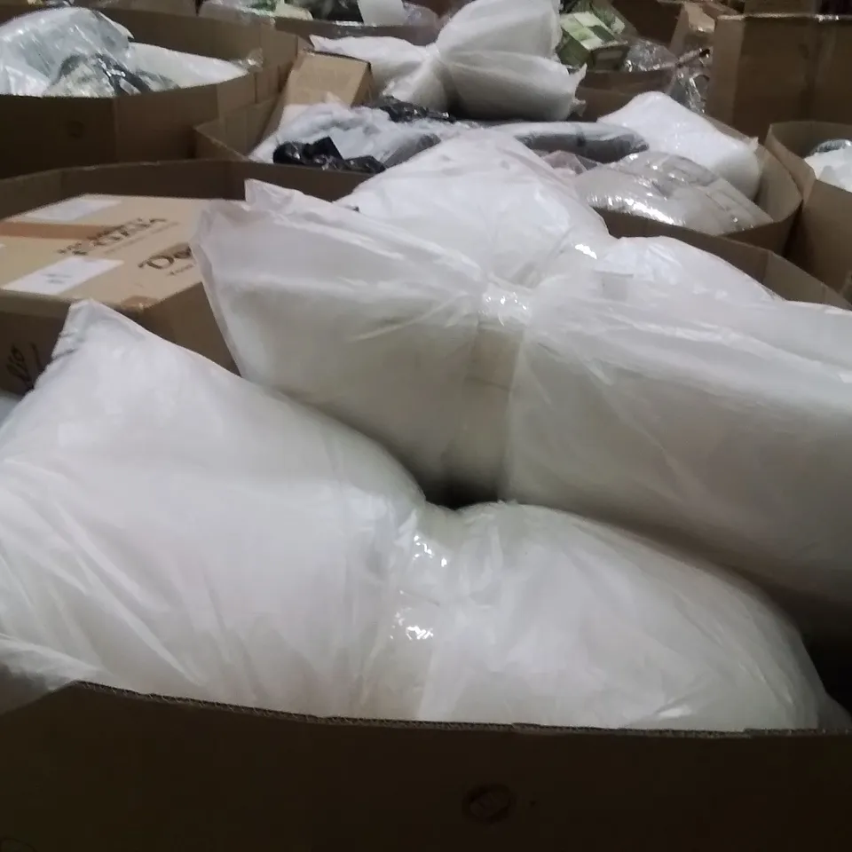 PALLET CONTAINING A LARGE QUANTITY OF PILLOWS 
