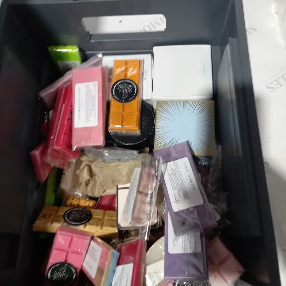 BOX OF ASSORTED HOUSEHOLD ITEMS TO INCLUDE CANDLES, WAX MELTS ETC